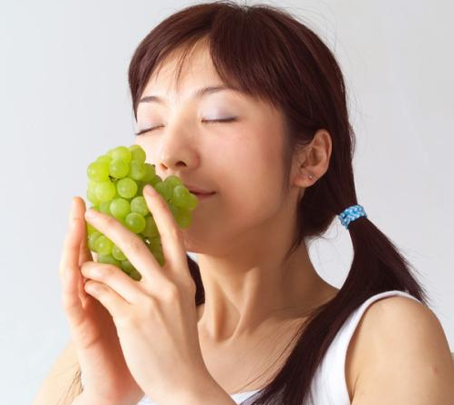 吃葡萄对皮肤的好处，吃葡萄是长期的护肤保养品