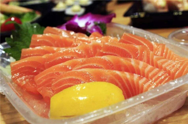 三文鱼生吃还是熟吃好,三文鱼熟吃也可以安全又营养