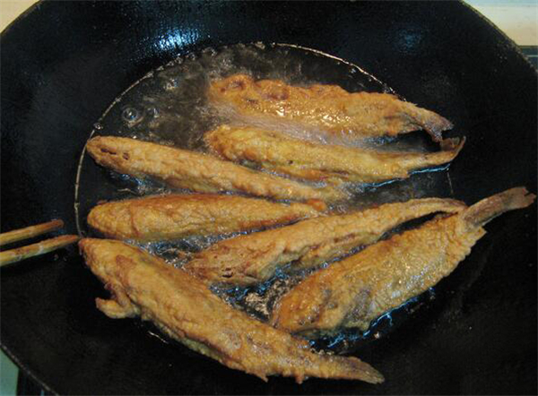 小黄鱼怎么做，快速油炸小黄鱼味美食鲜