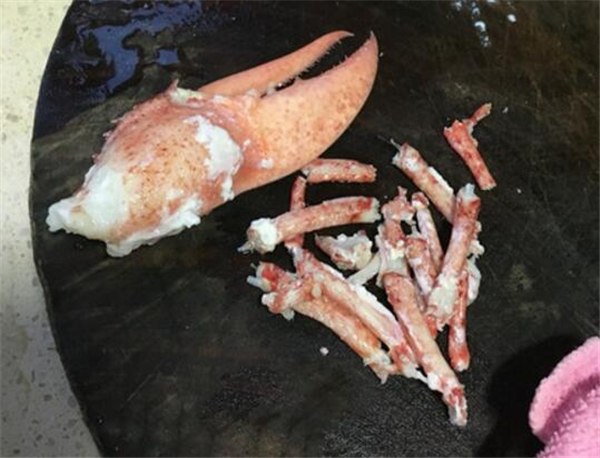 波士顿龙虾怎么杀图解，先放尿或用水煮10秒再杀