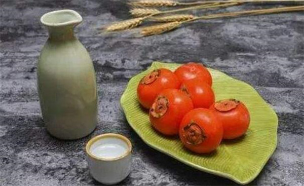 柿子和什么不能一起吃，柿子不能和什么食物一起吃(蟹致胃柿石)
